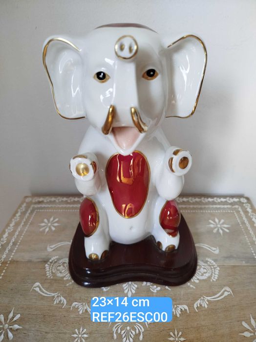 Linda Escultura em Porcelana, base em madeira