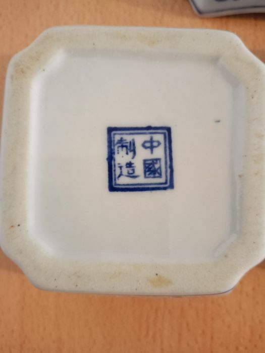 Chiny. Cztery stare, ręcznie malowane, porcelanowe miseczki.