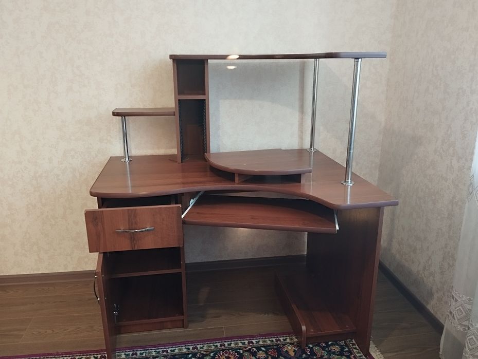 Стіл компютерний