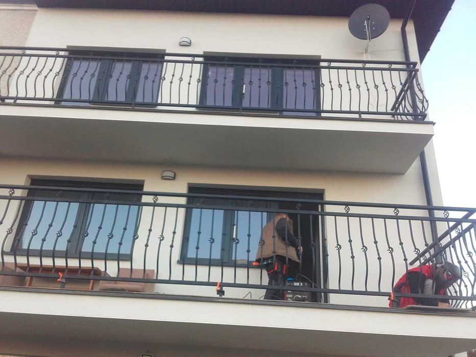 balkon wenecki malowany w palecie RAL