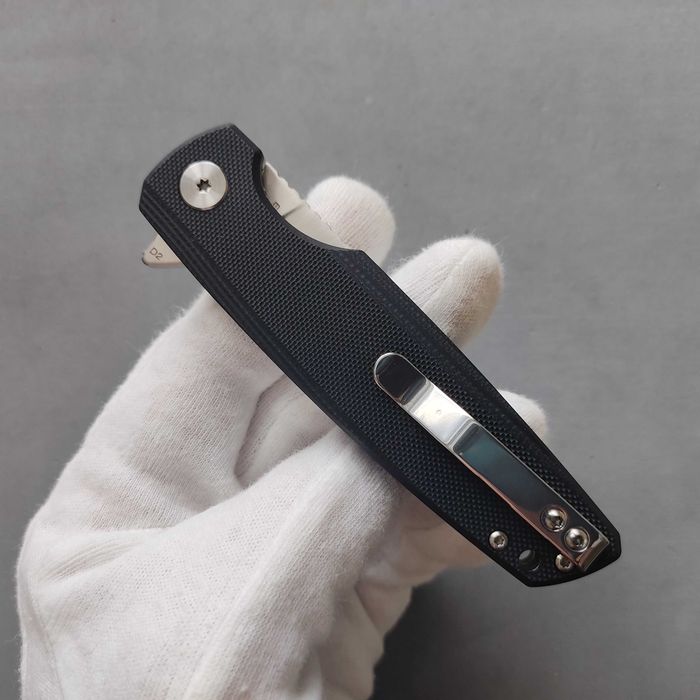 Ніж від фірми Eafengrow EF230. Лезо з D2.