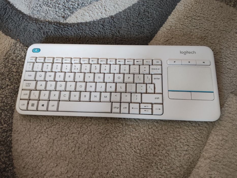 Klawiatura Logitech k400+ wraz z akumulatorami eneloop