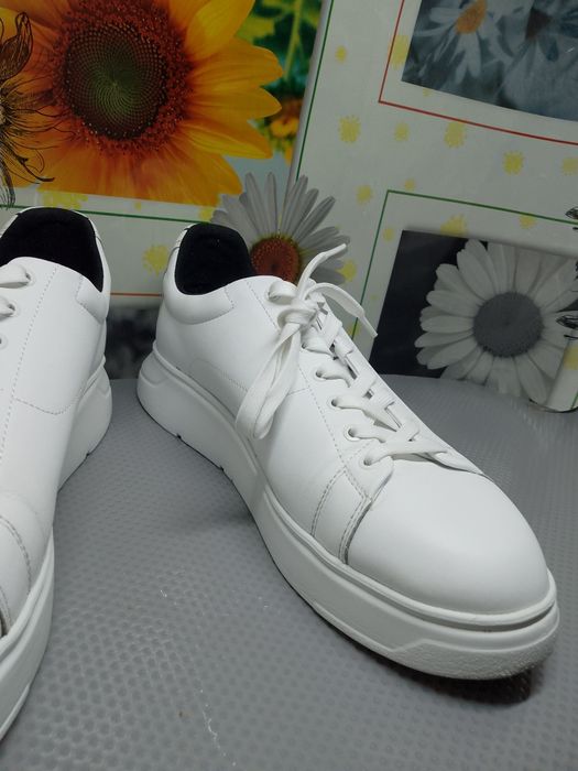 Niesamowite skórzane sneakersy Emporio Armani 44