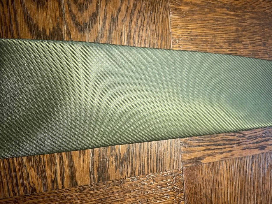 Zielony krawat w prążki