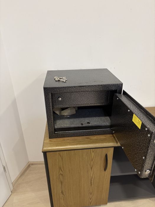 Сейфи  металеві б/у в ідеальному стані