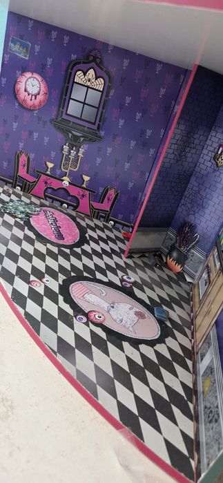 Casa de Bonecas em bom estado