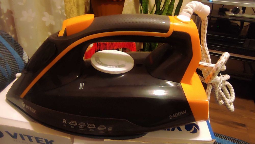 УтюгVITEK VT-1261 - 850грн. Утюг в дорогу SCARLETT SC-S130T03 -650грн.