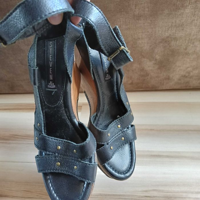 Sandały skórzane na koturnie Steve Madden