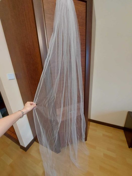 Długi welon ślubny – 230 cm, zimna biel z brokatem