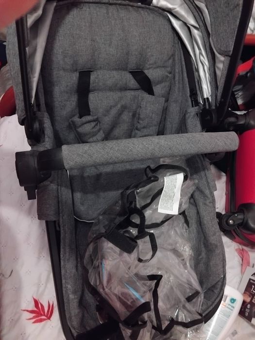 Carrinho de bebé de passeio e usado andei com ele pouco tempo mas ainda tá novinho