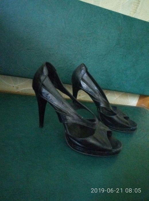 Кожаные женские босоножки