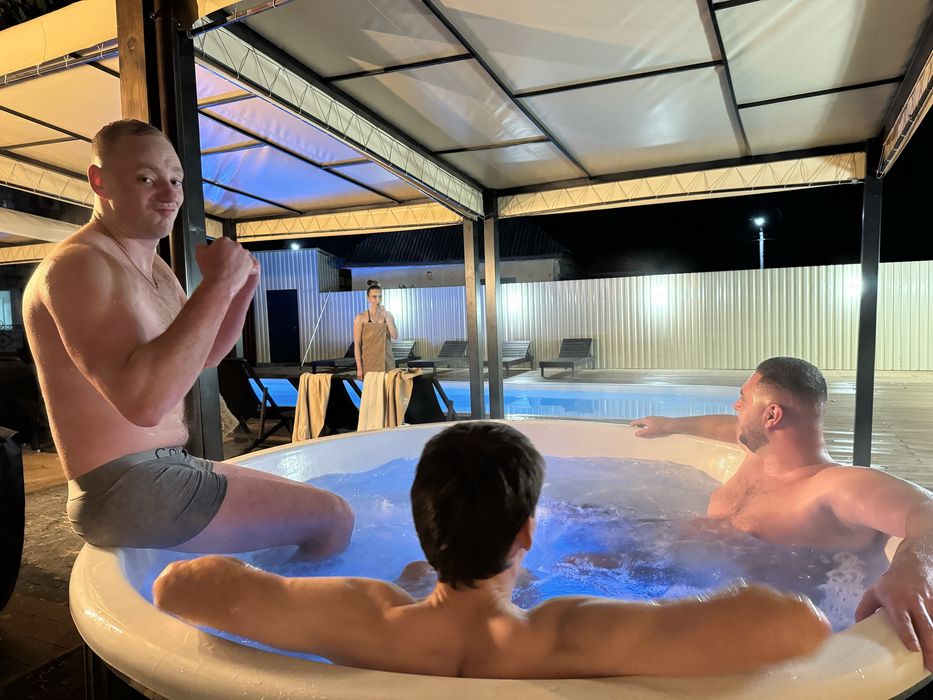 Подобова оренда великого будинку у Києві під заходи - дн, весілля, корпоратив. Захід до 50 гостей. Теплий басейн СПА чан-джакузі.