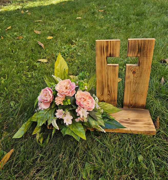 Stroik,  kompozycja nagrobna sztuczne kwiaty,  krzyż