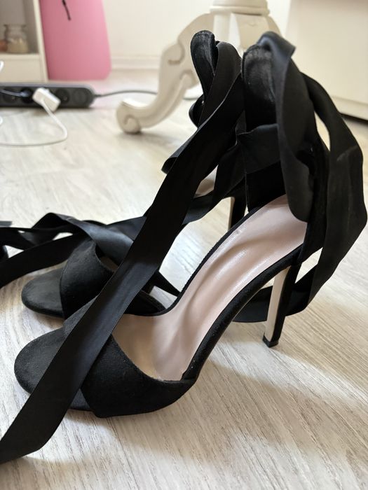 Czarne szpilki z wiązaniami r. 39