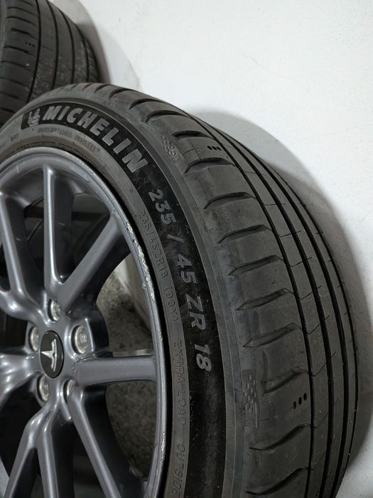 Jantes Tesla 18” Originais + Pneus Michelin 235/45 R18