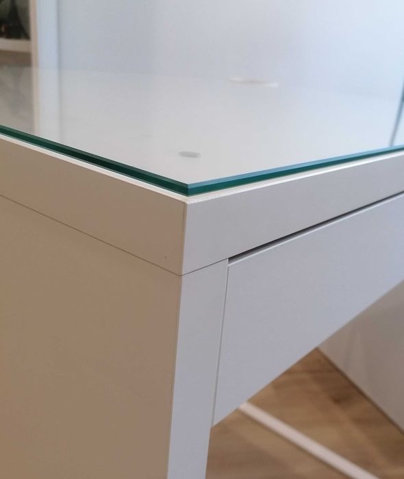 Secretária IKEA Micke branca com tampo em vidro