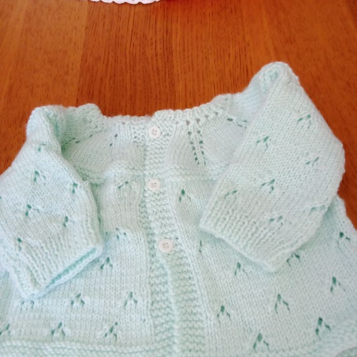 Casaco de bebé feito á mão