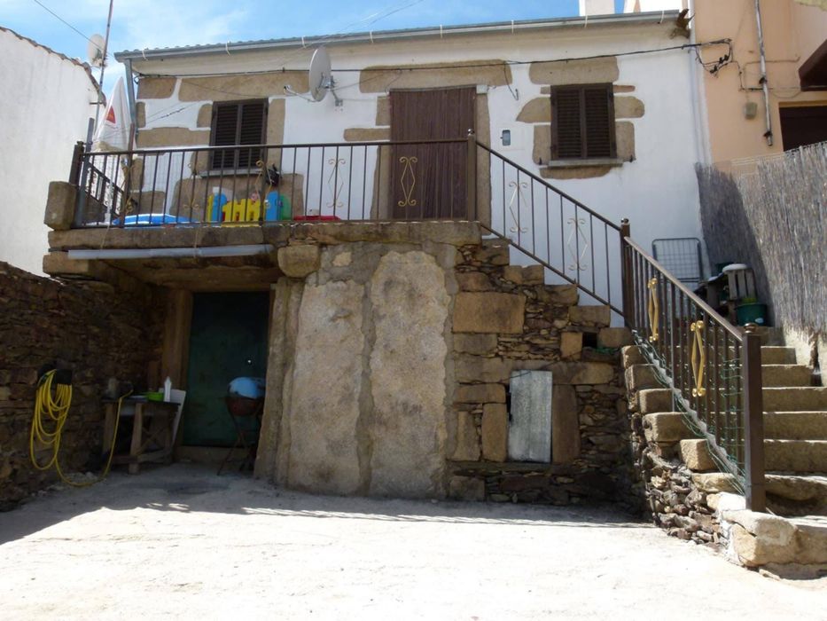 Moradia rústica em pedra no Centro de FOIOS – SABUGAL