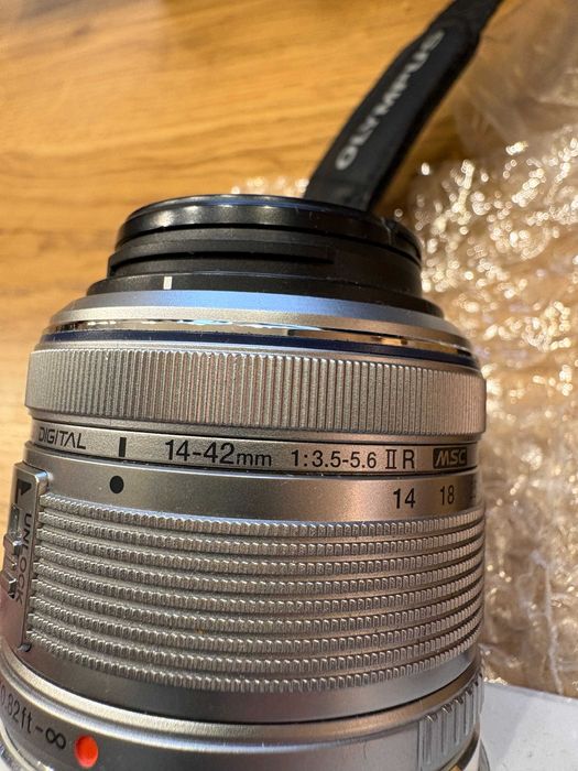 Olympus Pen Lite E-PL6 + dwa obiektywy / biały / jak nowy