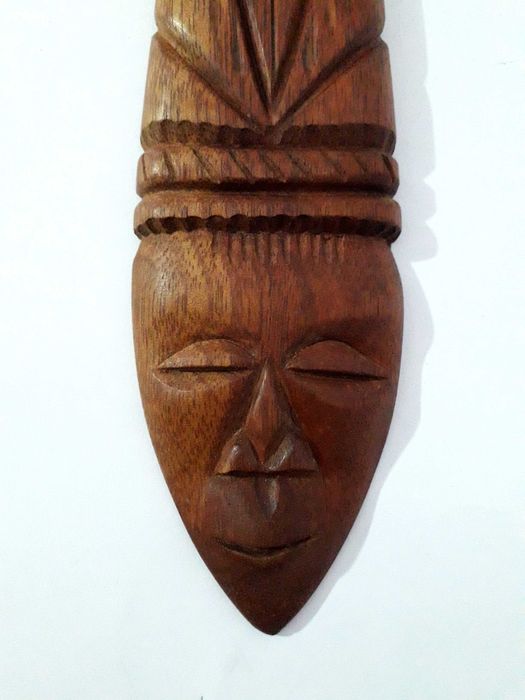 Máscara tribal decorativa em madeira (Cuba)