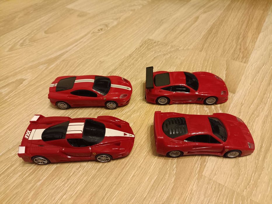 samochodziki shell V-power 4 szt 11-12 cm skala 1:38