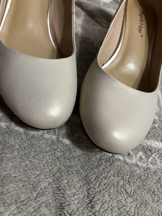 Святкові туфлі на підборах зі стразами