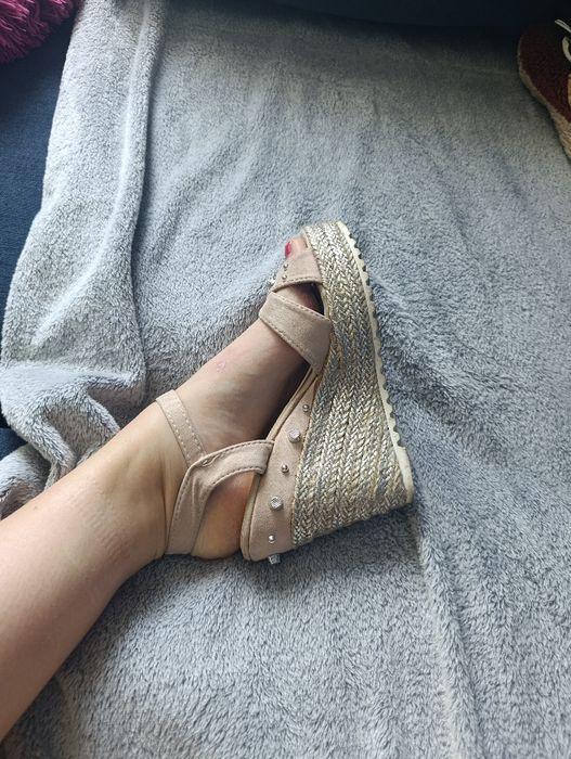 Buty na koturnie 38 na lato sandały