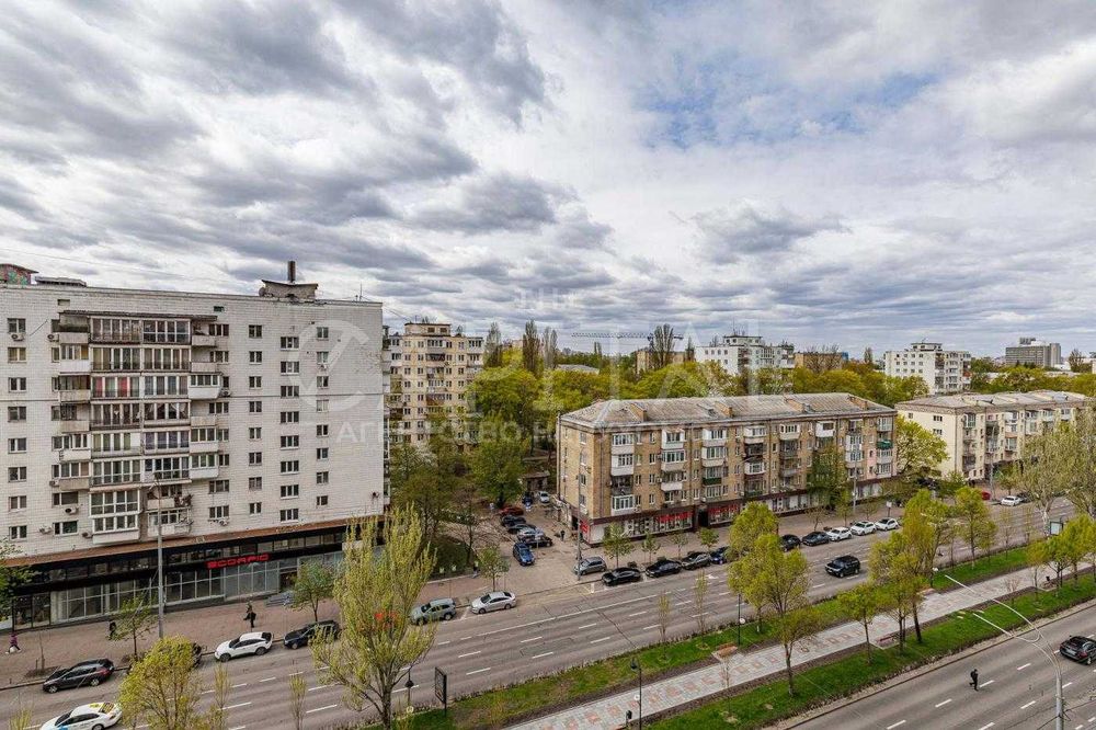 ТЕРМІНОВИЙ ПРОДАЖ квартири на Печерську дві спальні Бульвар Лесі Українки 7б середній поверх купить трехкомнатную квартиру Є ОКРЕМО ПАРКОМІСЦЕ