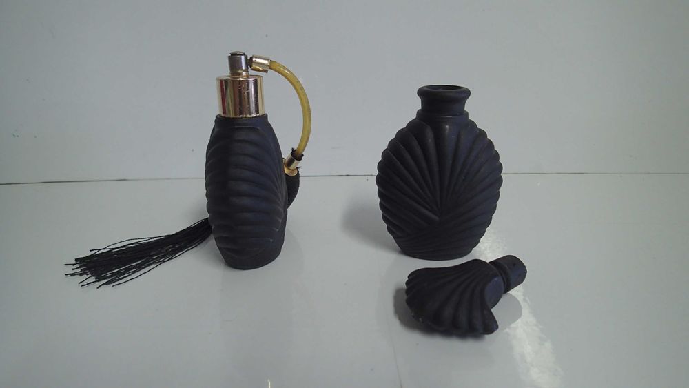 Frascos de perfume antigos em vidro