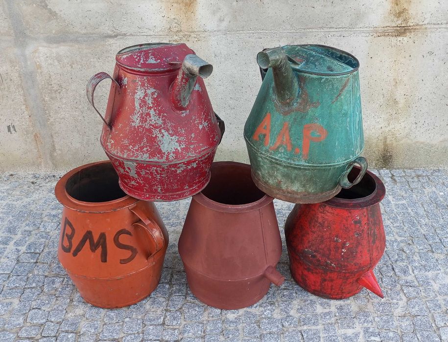 Antigos almudes cântaros em chapa pintados
