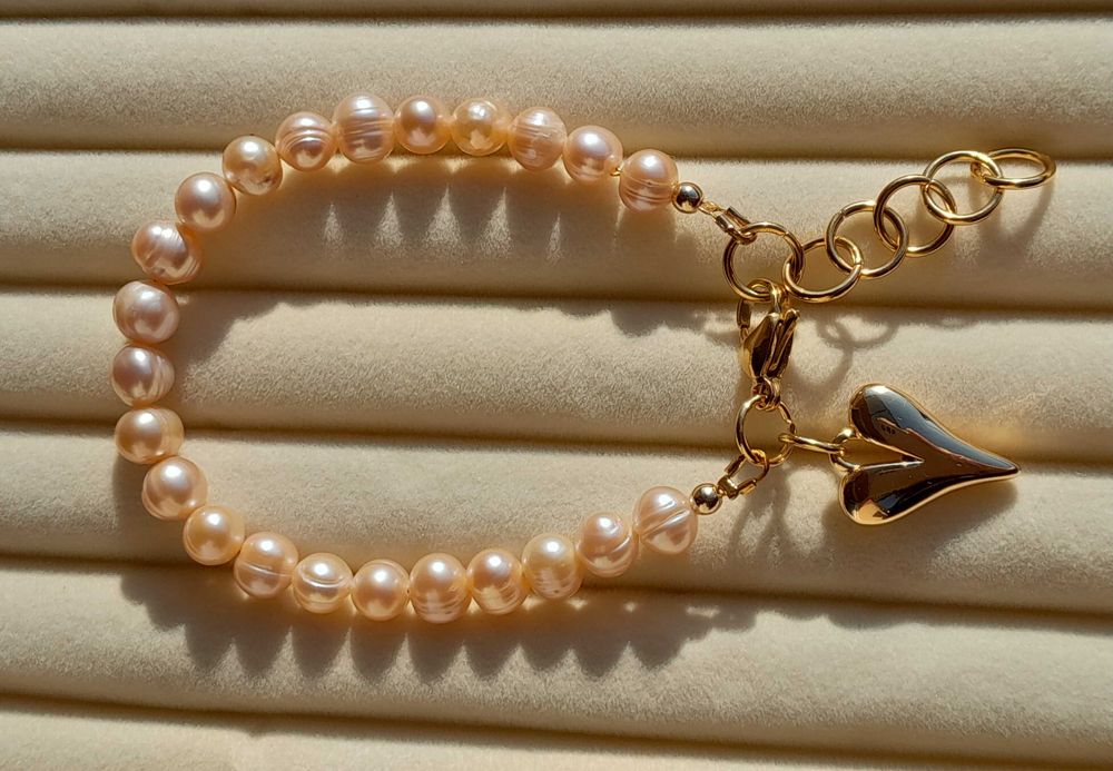 Bransoletka z naturalnymi beżowo złotymi perłami.