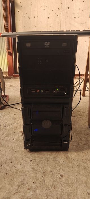 Komputer pc z monitorem i okablowaniem.