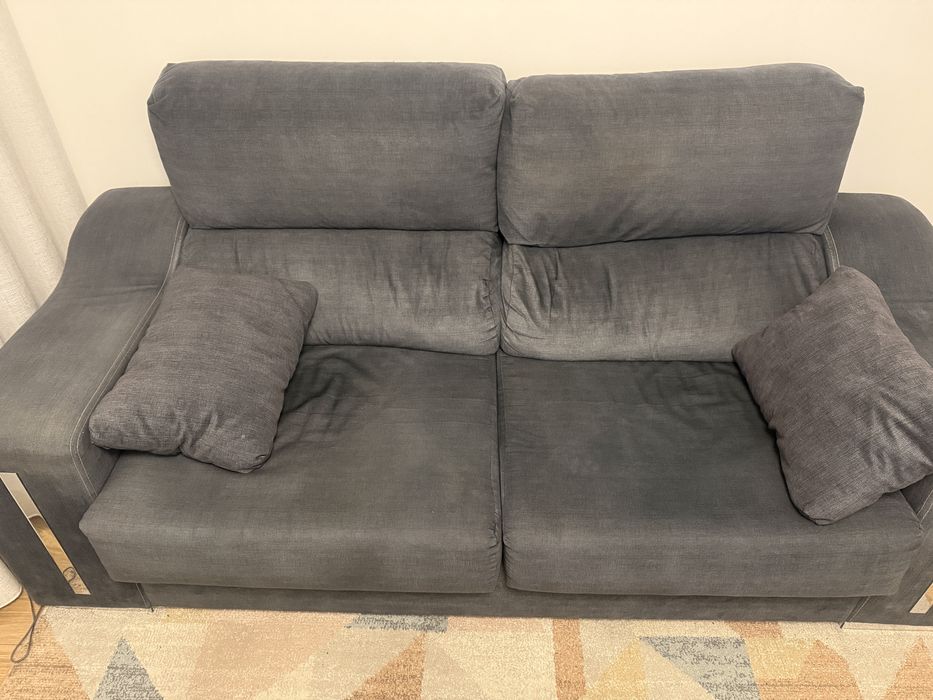 Sofa de 3 lugares com almofadas extensivas .