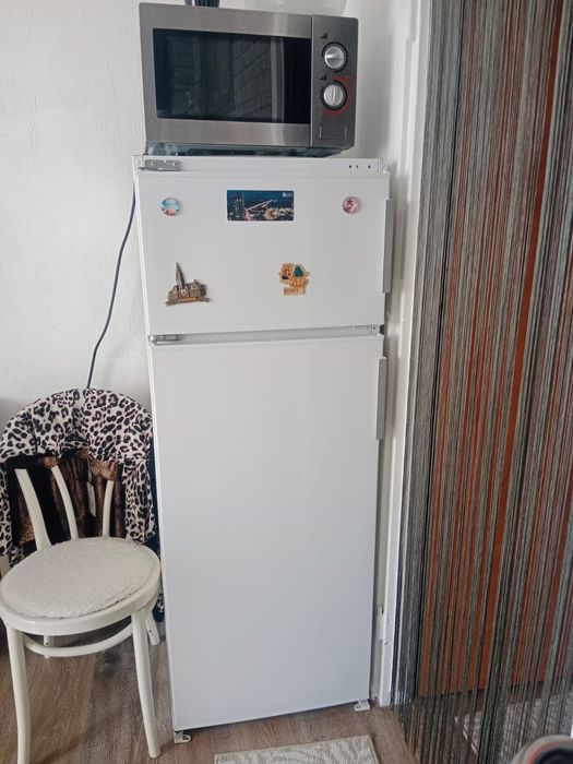 Lodówka jest w dobrym stanie technicznym.
