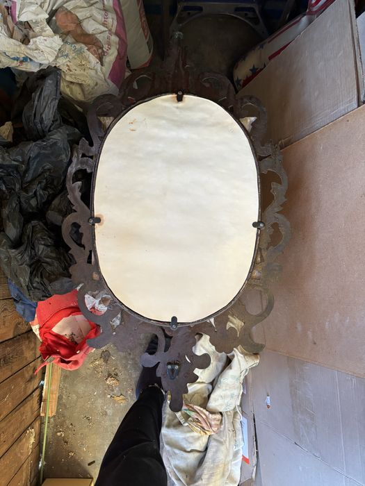 Дзеркало з бронзовою рамою