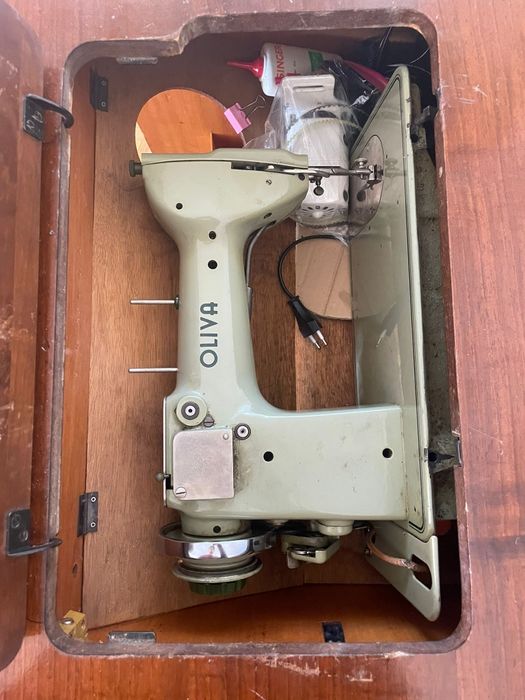 Máquina de costura Oliva  a funcionar