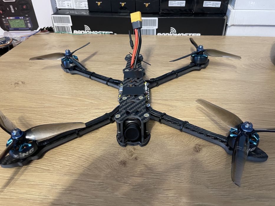 Dron fpv z aparatura