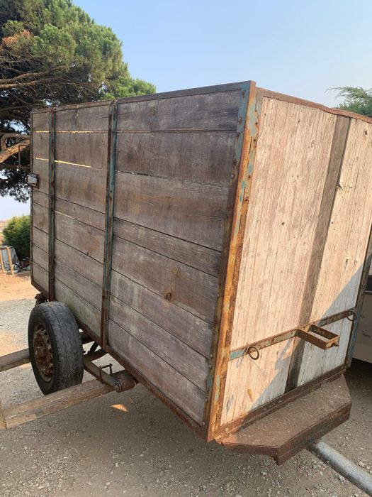 Reboque de transporte de bovinos