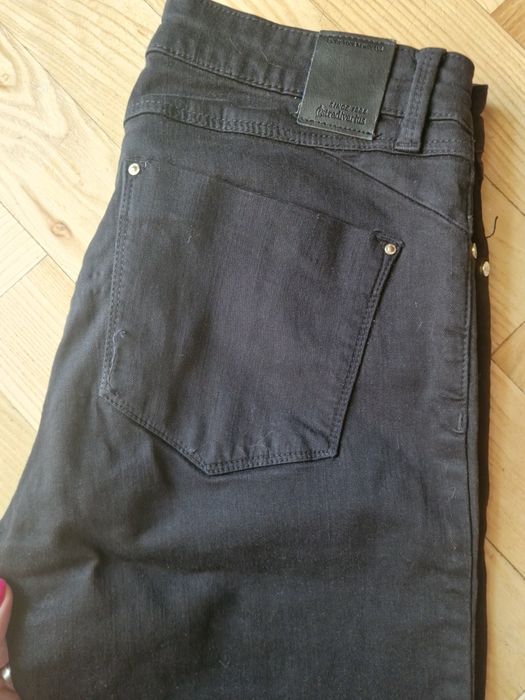 Czarne spodnie rurki z dziurami. STRADIVARIUSRozm. S