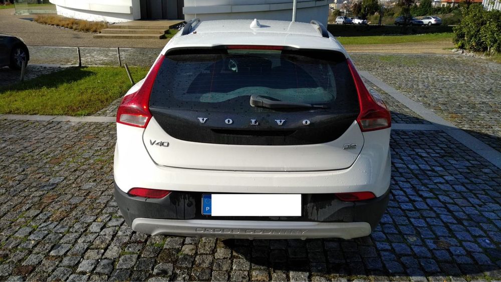 Volvo V40 Cross Country 1.6 D2 Kinetic 2015 — Funcional mas com ruido na caixa