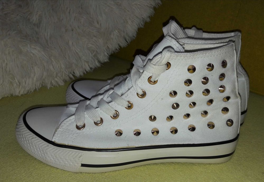 Białe trampki ze złotymi dzetami ćwiekami 37 Metalika