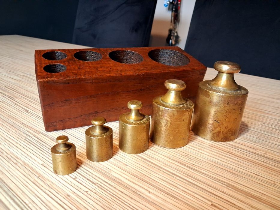 Piękny kompletny zestaw 100 letnich odważników Holandia Antyk !