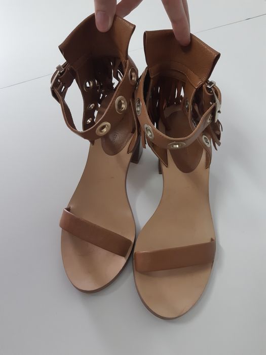 Sandália em pele, tamanho 38.