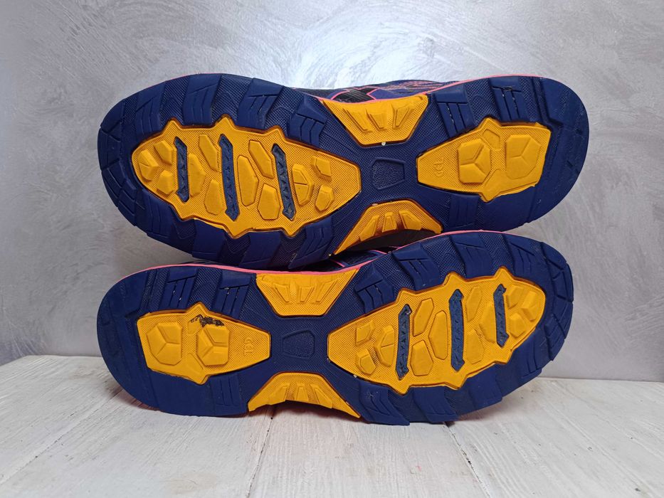 - Asics GEL-FujiTrabuco 6 Gore-Tex