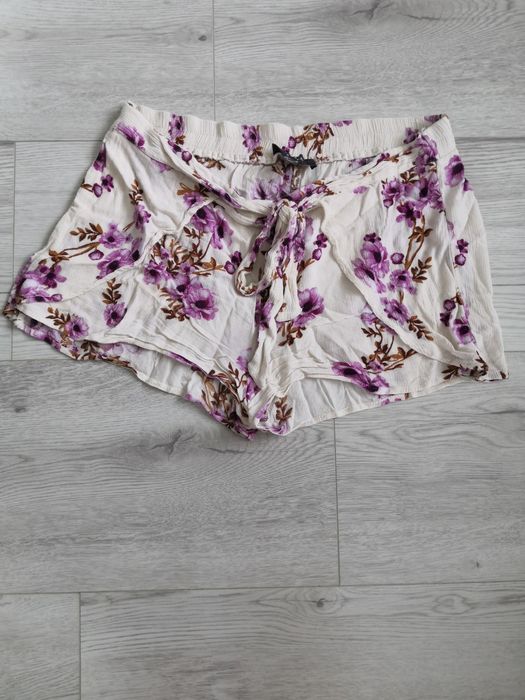 Primark krótkie elastyczne spodenki szorty kwiatowy wzór.