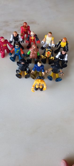 14 figuras super heróis