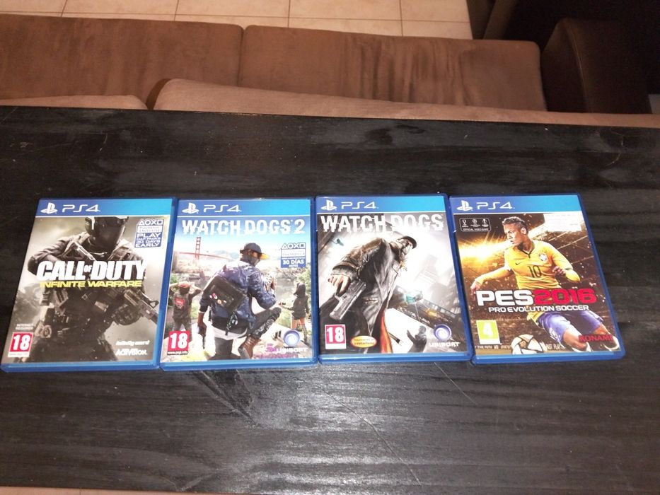 Vendo PS4 com oferta de jogos e 2 comandos(1 deles personalizado)