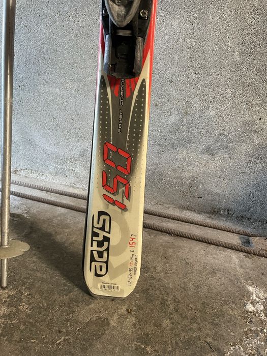 Esquis com botas e bastões