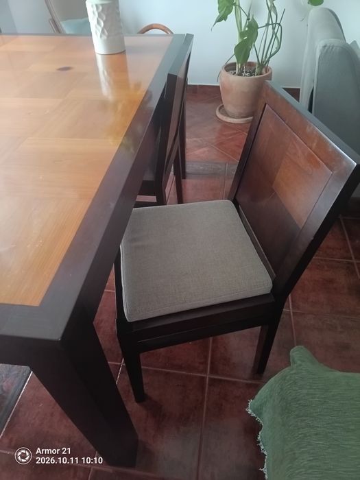 Conjunto de Mesa, 4 cadeiras e um Aparador
