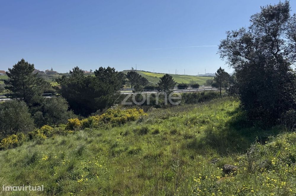Terreno rústico com parcela urbana à beira da A8